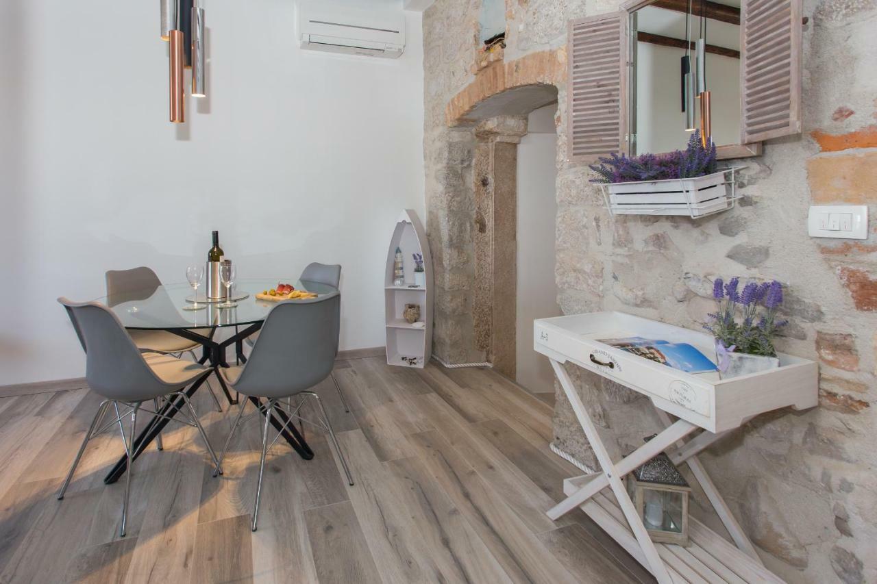 Seafront Apartment In Historical Cippico Castle Kaštela エクステリア 写真