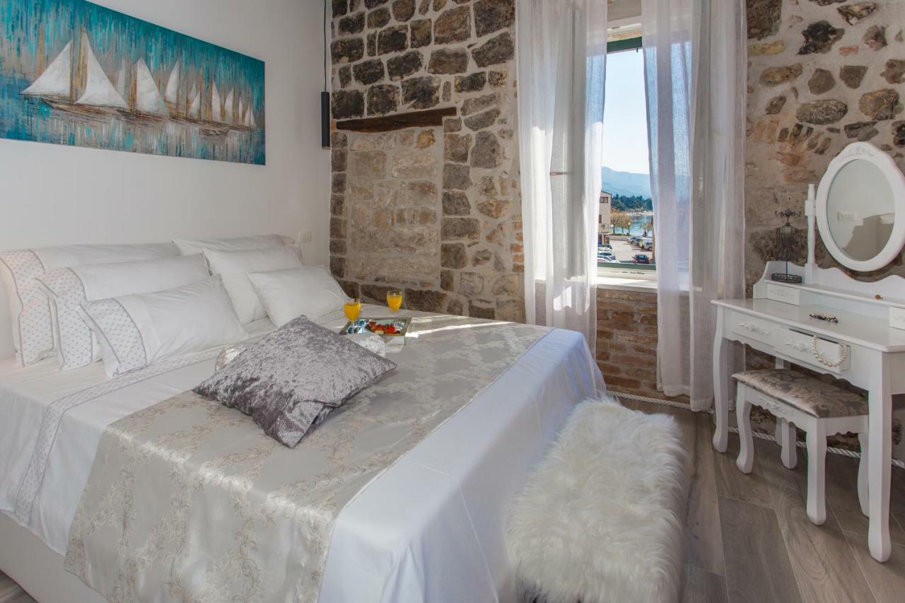 Seafront Apartment In Historical Cippico Castle Kaštela エクステリア 写真