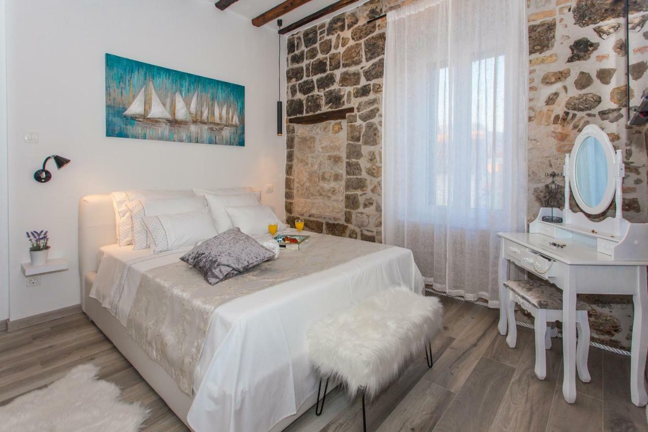 Seafront Apartment In Historical Cippico Castle Kaštela エクステリア 写真