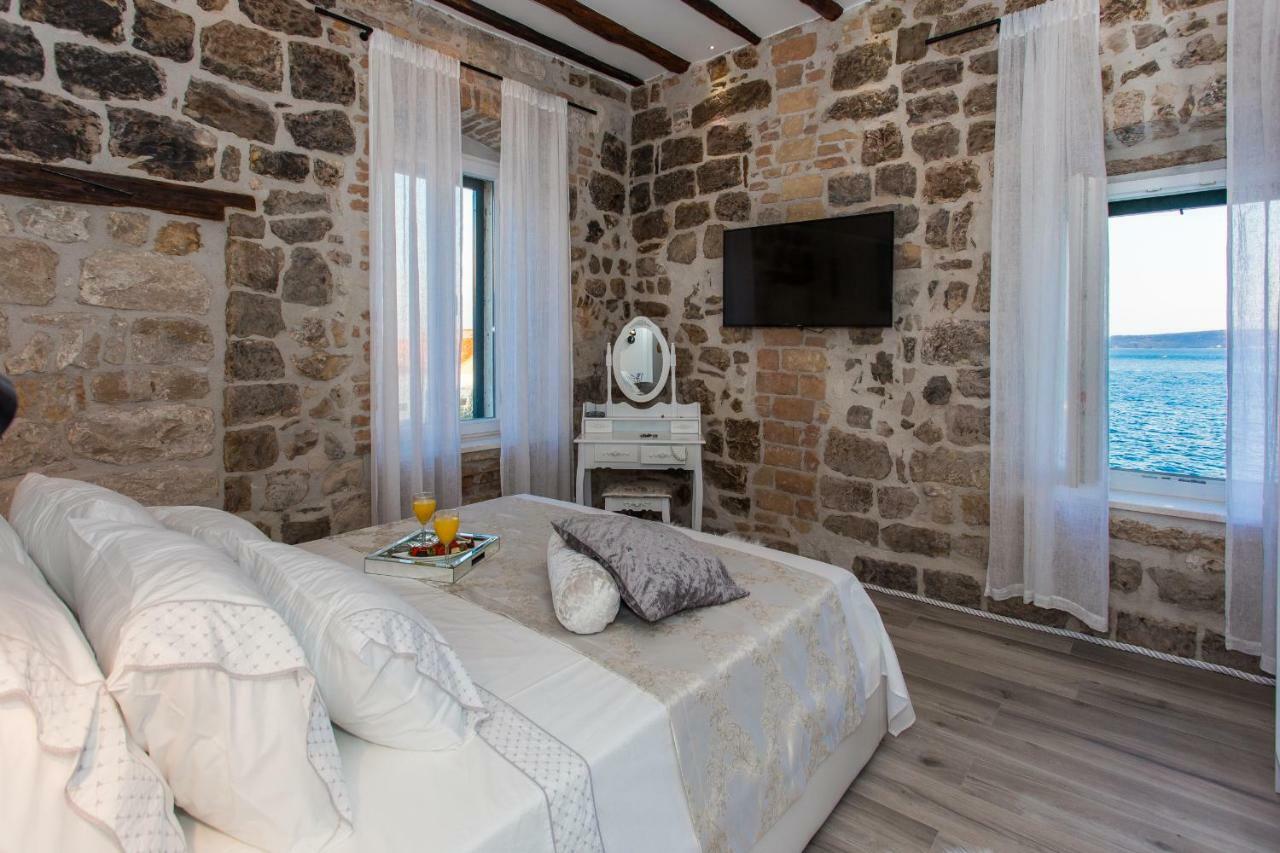 Seafront Apartment In Historical Cippico Castle Kaštela エクステリア 写真